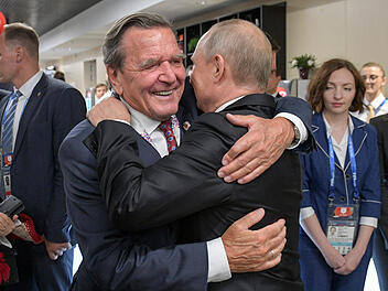 Forderungen nach Schr&ouml;der-Rauswurf in der SPD nach Putin-Besuch