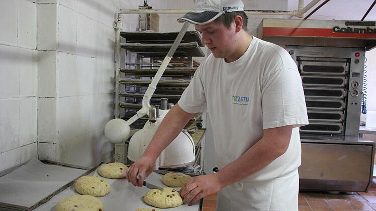 Das Kreuz wird eingeritzt.