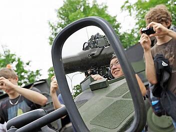Ein Schüler posiert für seine Klassenkameraden im Kettenfahrzeug "Wiesel". Fotos: Arkadius Guzy