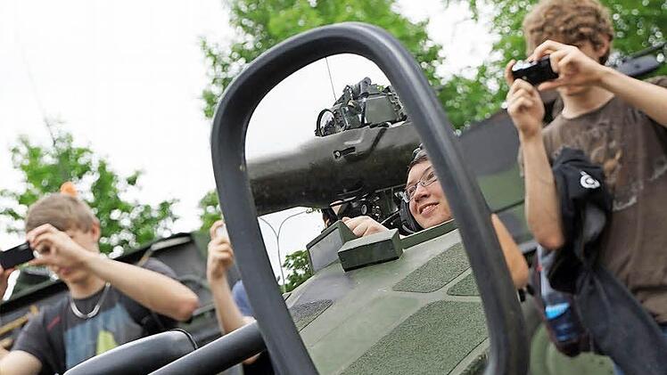 Ein Schüler posiert für seine Klassenkameraden im Kettenfahrzeug "Wiesel". Fotos: Arkadius Guzy