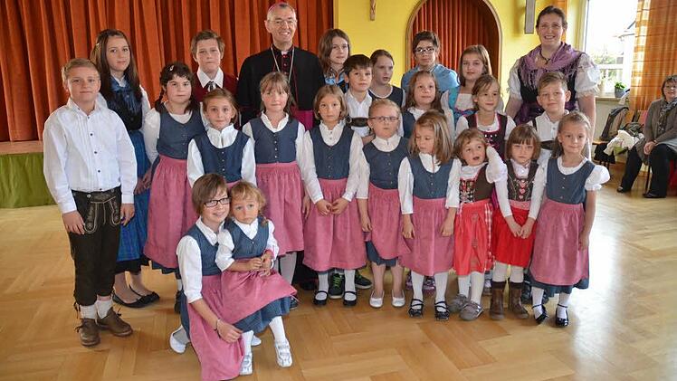 Aus Dankbarkeit für die folkloristische Tanzdarbietung mischte sich der Erzbischof unter die Kinder der Volkstanzgruppe Welitsch.
