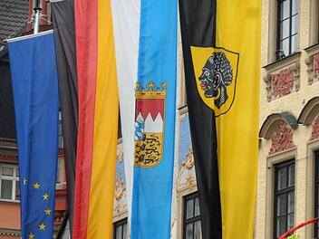 Fahnenparade vor dem Coburger RathausFoto: Jochen Berger