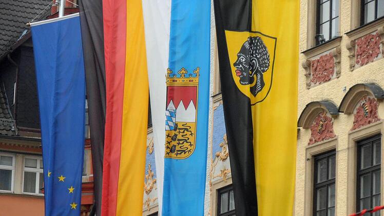 Fahnenparade vor dem Coburger RathausFoto: Jochen Berger