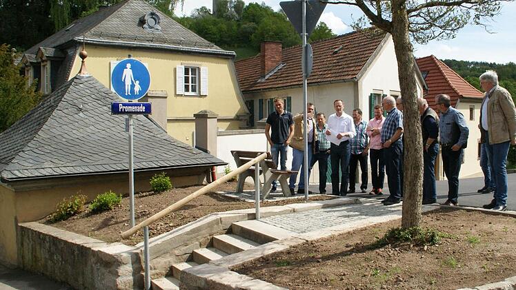 ls gelungen bezeichneten Bürgermeister Michael Ziegler und die Mitglieder des Bauausschusses Eltmann den Ausbau der Weidengasse und die Gestaltung dieses kleinen Grünbereiches zwischen Weidengasse und Promenade.Foto: Sabine Weinbeer