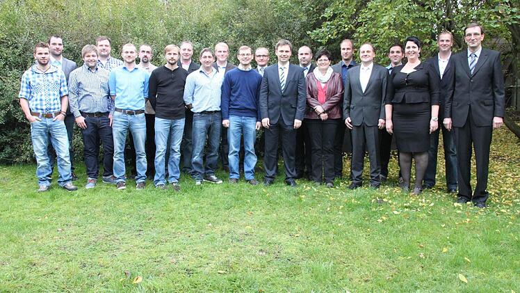Die Maschinenfabrik Fischer ehrte langjährige Mitarbeiter. Unser Bild zeigt sie zusammen mit (vorne von rechts) den Geschäftsführern Ralf Klenner, Simone Thies und Detlef Knorr. Foto: Stephan Stöckel Foto: Stephan Stöckel.
