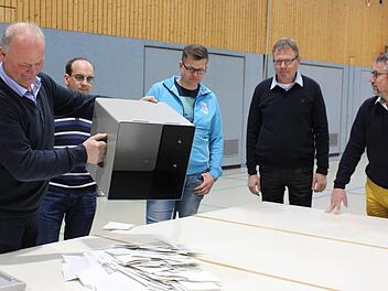 Zweiter Bürgermeister Josef Wichert leert am Sonntag in der Halle die Urne aus. Außerdem von rechts: die Gemeinderäte Norbert Amann, Jürgen Gumbrecht und Thomas Baunerfeind sowie Gemeindebediensteter Reinhold Kram.  Foto: Evi Seeger