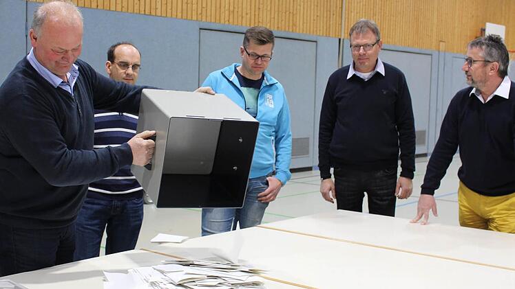 Zweiter Bürgermeister Josef Wichert leert am Sonntag in der Halle die Urne aus. Außerdem von rechts: die Gemeinderäte Norbert Amann, Jürgen Gumbrecht und Thomas Baunerfeind sowie Gemeindebediensteter Reinhold Kram.  Foto: Evi Seeger