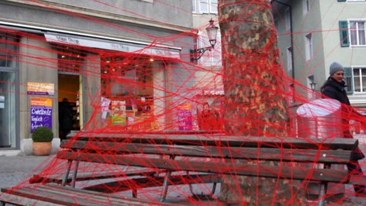 Susanne Hanus, Monika Humm und Tatjana Utz wollen im September den Marktplatz "bespinnen". Die Größe des Netzwerks hängt von der Freigiebigkeit der Sponsoren ab.  Foto: Sonja Adam