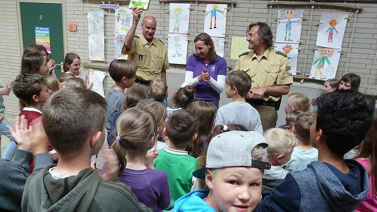 Die Verkehrserzieher der Polizei beim Unterricht Foto: Karin G&uuml;nther
