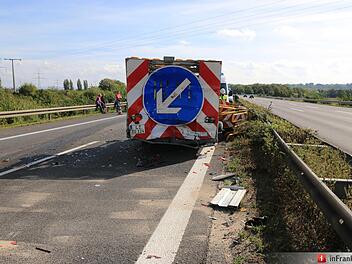 A9 bei Bayreuth: 23-Jähriger kracht in Warnleitanhänger - Auto "rundum beschädigt" A9 bei Bayreuth: 23-Jähriger kracht in Warnleitanhänger - Auto "rundum beschädigt"