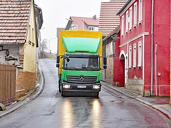 Der Schwerlastverkehr durch Uchenhofen und speziell in der engen Denkmalstraße (im Bild) setzt den Bürgern seit Jahren zu. Foto: Ulrike Langer