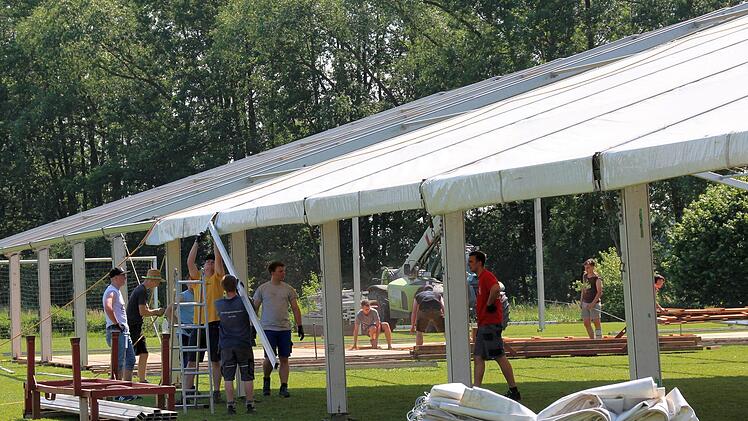 Si lief der Zeltaufbau für die Feier zum 55-jährigen Bestehen der Landjugend Meeder.