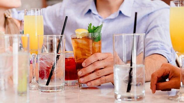 Mit der warmen Jahreszeit ist auch die Zeit der Betriebs-Partys angebrochen. Doch wer mit Chef und Kollegen feiert, sollte einige Fettn&auml;pfchen tunlichst vermeiden. Symbolfoto: pixabay.com