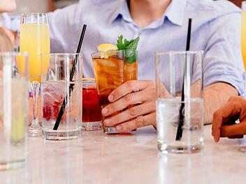Mit der warmen Jahreszeit ist auch die Zeit der Betriebs-Partys angebrochen. Doch wer mit Chef und Kollegen feiert, sollte einige Fettnäpfchen tunlichst vermeiden. Symbolfoto: pixabay.com