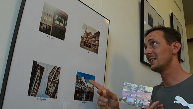 Matthias H&ouml;sch betrachtet seine Ausstellung. Mit der Karte in der Hand, k&ouml;nnen alle Besucher einen Sieger k&uuml;ren - und selbst was gewinnen. Foto: Christoph Wiedemann