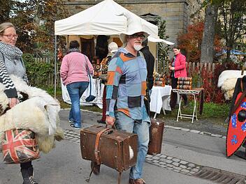 Am Samstag und Sonntag bevölkern wieder die Kirchweihbesucher den Mittelaltermarkt in Burgpreppach. Fotos: Gerhard Schmidt