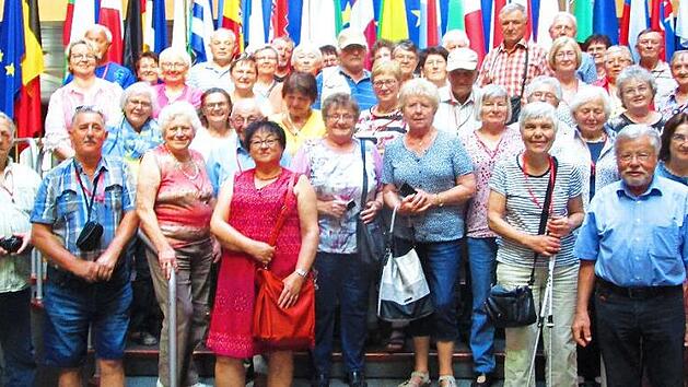 Die Kulmbach-Kronacher Reisegruppe besuchte das Europ&auml;ische Parlament in Stra&szlig;burg. Mit im Bild VlF-Vorsitzender Reinhard Kortschack (vorne rechts) und der fr&uuml;here leitende landwirtschaftliche Direktor G&uuml;nter Hampel (Dritter von rechts), der die Reise wieder perfekt plante und auch abwickelte. Foto: privat