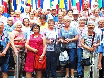 Die Kulmbach-Kronacher Reisegruppe besuchte das Europäische Parlament in Straßburg. Mit im Bild VlF-Vorsitzender Reinhard Kortschack (vorne rechts) und der frühere leitende landwirtschaftliche Direktor Günter Hampel (Dritter von rechts), der die Reise wieder perfekt plante und auch abwickelte. Foto: privat