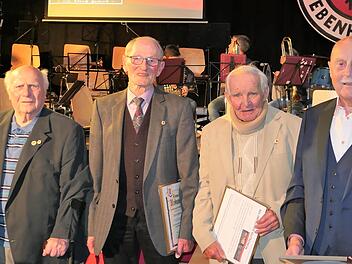 Diese vier Gründungsmitglieder der Blaskapelle wurden für 70-jährige Mitgliedschaft ausgezeichnet: von links: Hermann Stürmer, Kurt Distler, Albert Schmid und Helmut Kuhn. Foto: Elisabeth Mehn