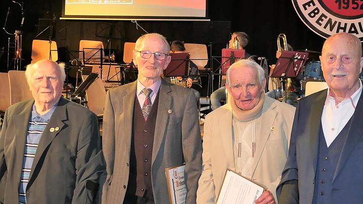 Diese vier Gründungsmitglieder der Blaskapelle wurden für 70-jährige Mitgliedschaft ausgezeichnet: von links: Hermann Stürmer, Kurt Distler, Albert Schmid und Helmut Kuhn. Foto: Elisabeth Mehn