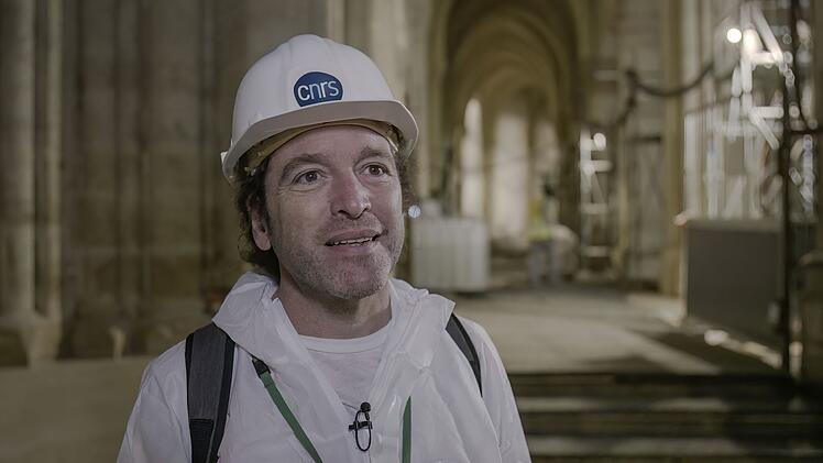 Der Akustiker Brian Katz von der Pariser Sorbonne untersucht die Klangwirkung in der Kirche Notre Dame - nach dem Dach-Brand.