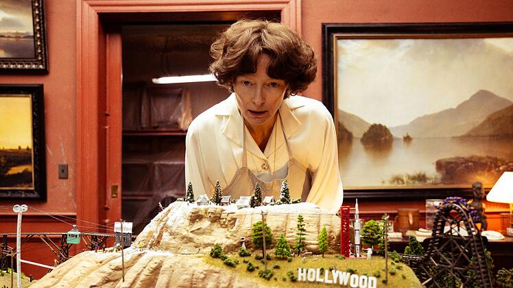 Tief im Berg hat sich die Industriellengattin (Tilda Swinton) mit ihrer Familie und engsten Vertrauten vor der Klimakatastrophe in Sicherheit gebracht.