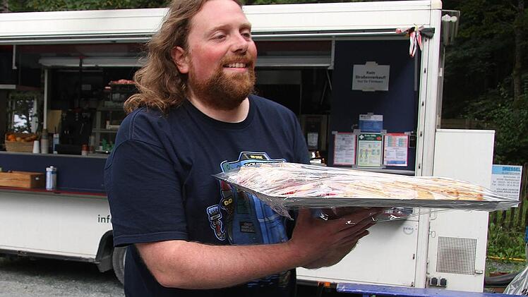 Fahrer Christof Bojanowski, genannt "Zottel", versorgt die Schauspieler und die Filmcrew mit Häppchen.