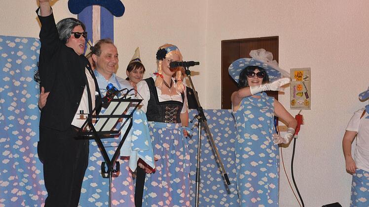 Zu was des Wirts alte Vorhänge dienen. Modeschöpfer Jean-Claude van Hepp (Dieter Hepp) zeigte seine neuesten Kreationen. Foto: Schmidt