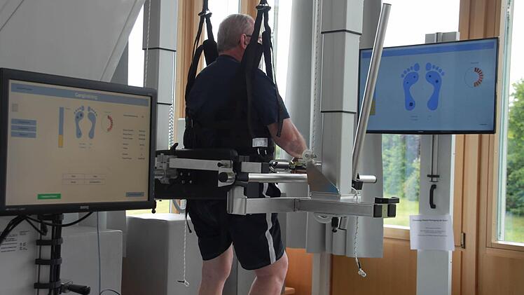 Der robotische Gangtrainer soll Patienten wieder an Bewegungsabläufe gewöhnen.  Foto: Anja Greiner