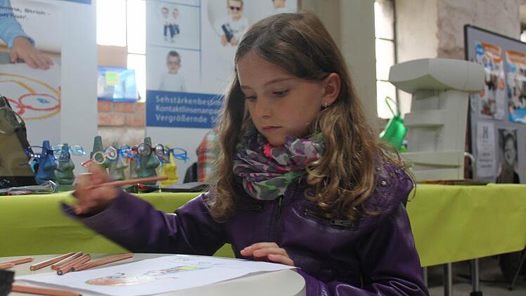 Sophie Kästner beim Malwettbewerb am Stand von Optik Stöckert Foto: Veronika Schadeck