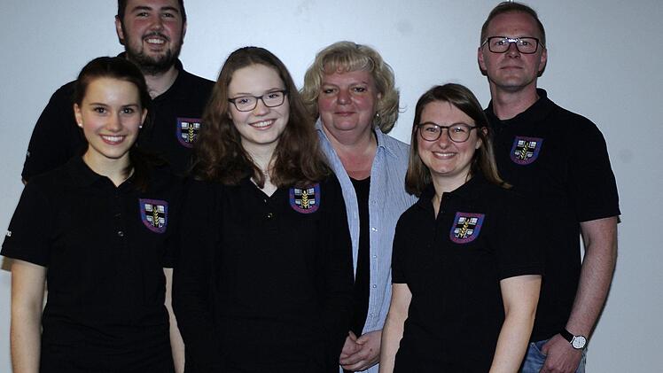 Den neuen Vorstand des Musikvereins Ober-/Untereschenbach bilden (von links): Anna Rüger, Julian Schneider Linda Wischgoll, Petra Bogner, Luise Marx und Vorsitzender René Beckmann. Foto: Winfried Ehling