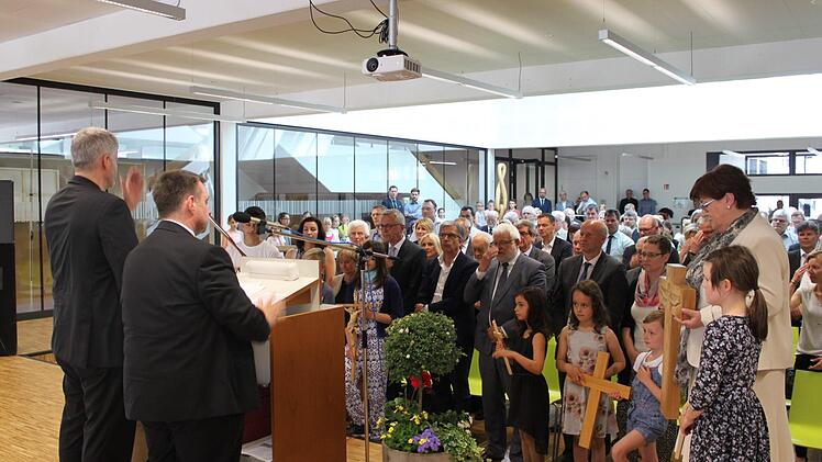 Die Kreuze für die Klassenräume und die Menschen stellten die beiden Geistlichen Kai Garben (links) und Jürgen Schwarz unter Gottes Segen. Foto: Christiane Reuther