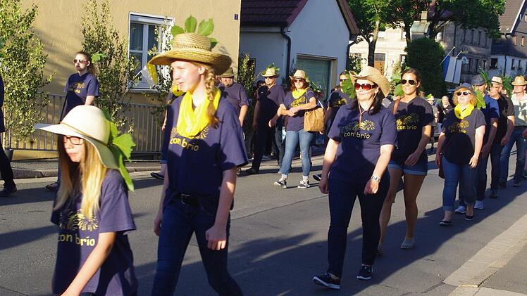 Szene vom alljährlichen Zapfenstreich in Friesen  Foto: Heike Schülein