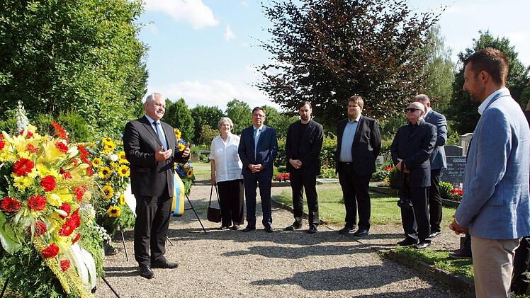 Anlässlich des 50. Todestages von Thomas Dehler hielt Thomas Hacker (l.), Präsident der Thomas-Dehler-Stiftung, in Gegenwart der heimischen FDP-Kreisvorsitzenden Irmgard Nehmzow (Zweite v. l.) und des Lichtenfelser Bürgermeisters Andreas Hügerich (r.) die Gedenkrede am Grab des Lichtenfelser Ehrenbürgers. Foto: Alfred Thieret