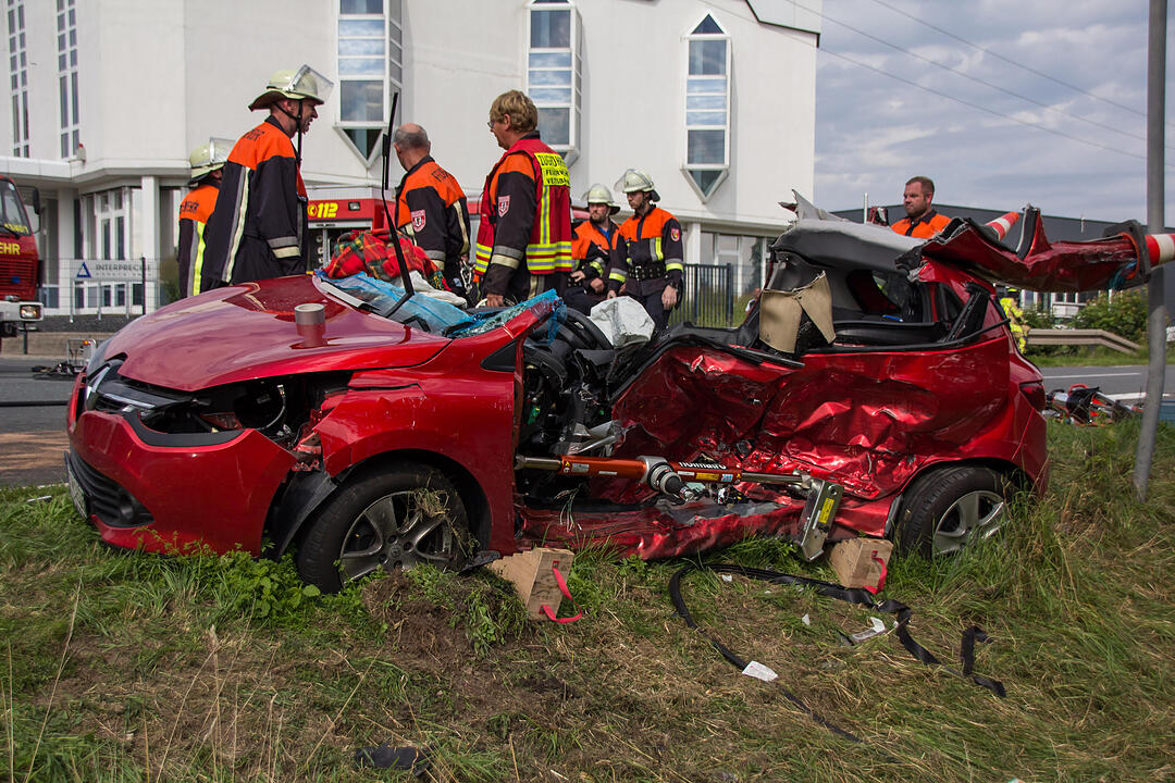 Schwerer Unfall bei Fürth: Frau nach Kollision mit Kastenwagen in Auto eingeklemmt