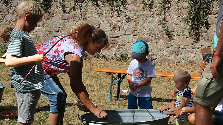 Die alten Blech-Wannen waren ideal geeignet, um daraus Schiffchen zu angeln. Foto: Dieter Britz