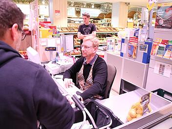 Roland Geigenberger an der Kasse.  Foto: Sebastian Schanz