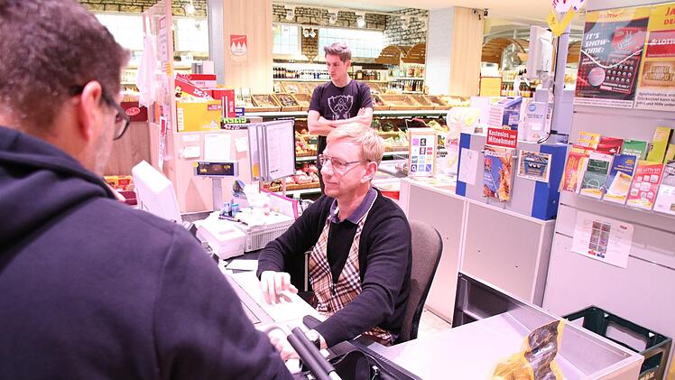 Roland Geigenberger an der Kasse.  Foto: Sebastian Schanz