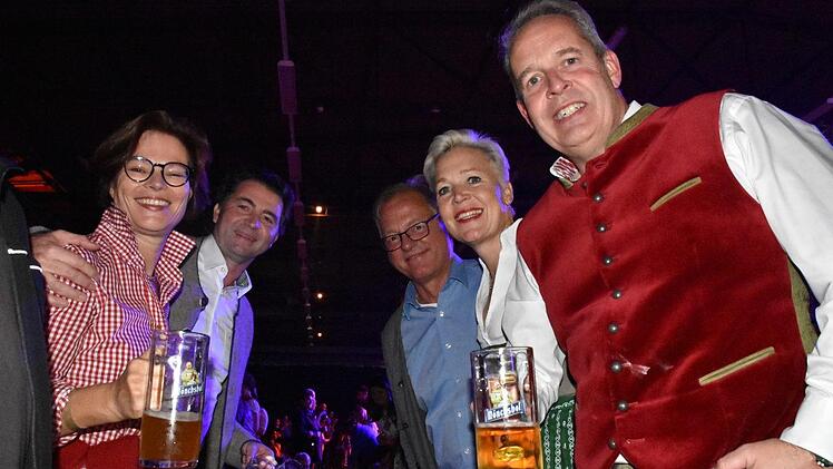 Brauereivorstand Markus Stodden (vorn rechts) mit Ehefrau Martina sowie Helga Metzel und Michael Schmid von der Brauerei feierten natürlich mit.