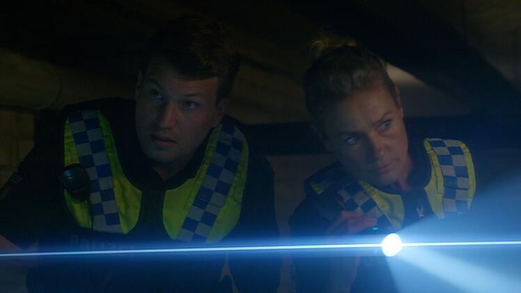 Nick (Raúl Richter) und Franzi (Rhea Harder-Vennewald) nehmen das Schulgebäude unter die Lupe.
