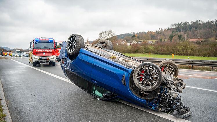 Greding: Unfall auf A9 - Auto landet auf Dach