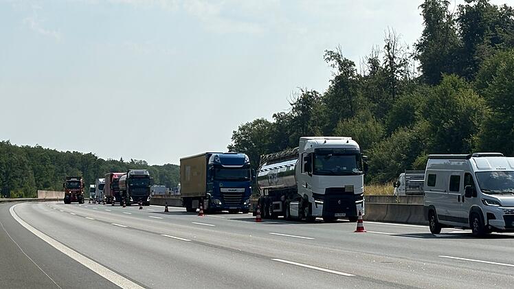 Lastwagen kracht in Warnleitanh&auml;nger auf der A3 bei W&uuml;rzburg