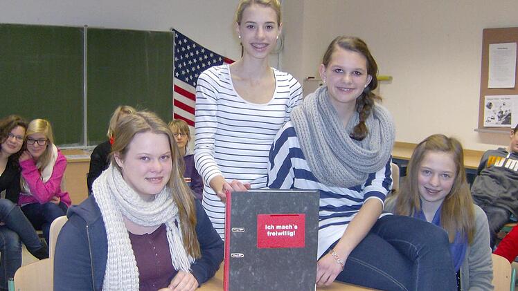 Vier Gräfenberger Schülerinnen, die helfen (v.l.): Jessica Übel, Clarissa Schneider, Sandra Müller und Miriam Singer Fotos: Malbrich