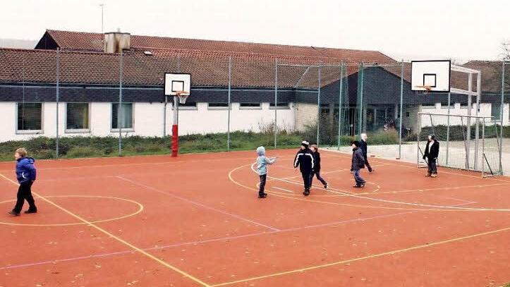 Wann in der Schule in Vestenbergsgreuth wieder Kinder unterrichtet werden, steht in den Sternen?  Foto: Paul Frömel