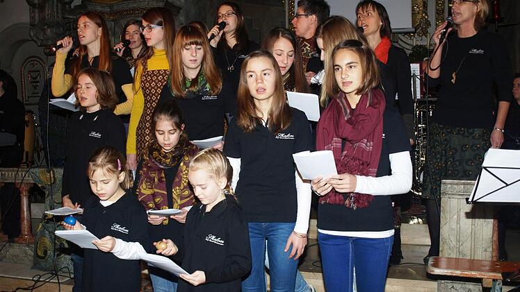 Dank und Anerkennung galt Katrin Lutz, die nach dem Abitur ein Jahr in Malawi (Ostafrika) als "Missionarin auf Zeit" arbeitete. Fago-Band und Notenkiller gaben ein Konzert, in dem die Neunzehnjährige ihre Dienste schilderte. Fotos: Stefan Geiger