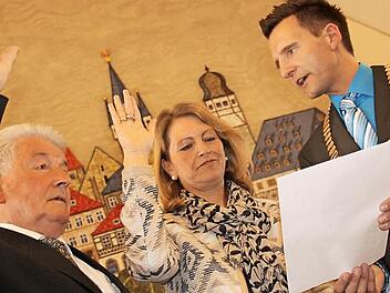 Bürgermeister Andreas Hügerich (rechts), der kurz zuvor selbst vereidigt worden war, nimmt der frisch gewählten Zweiten Bürgermeisterin Sabine Rießner und dem neuen Dritten Bürgermeister Winfried Weinbeer den Eid ab. Fotos: Matthias Einwag