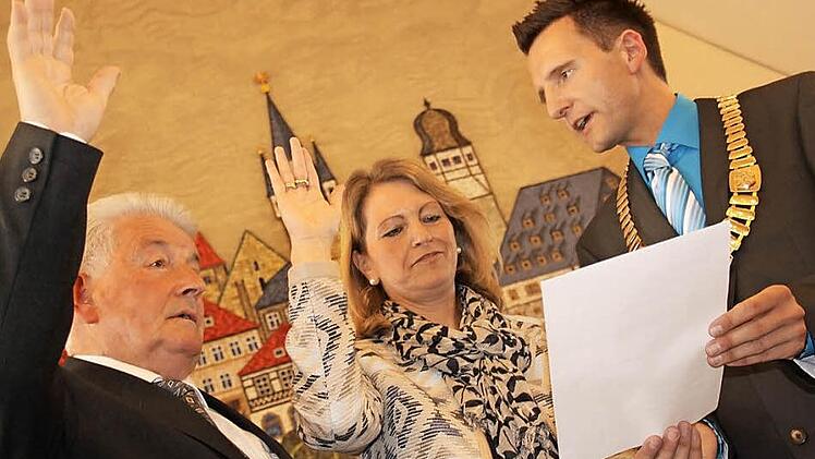 Bürgermeister Andreas Hügerich (rechts), der kurz zuvor selbst vereidigt worden war, nimmt der frisch gewählten Zweiten Bürgermeisterin Sabine Rießner und dem neuen Dritten Bürgermeister Winfried Weinbeer den Eid ab. Fotos: Matthias Einwag