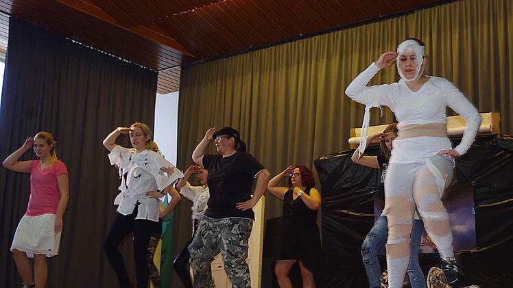 Vom Ringelreihen bis zum Männerballett: In Wilhelmsthal war alles zu sehen. Foto: Heike Schülein