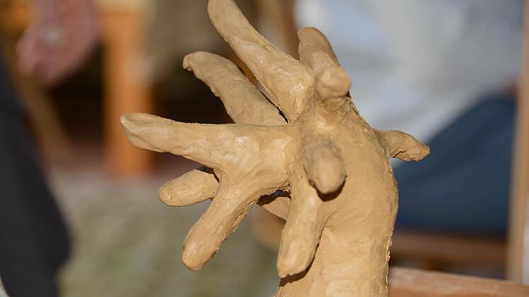 Edeltraud Endesfelder sieht ihr Leben nach dem Schlaganfall wie einen Baum: "Die Äste symbolisieren verschiedene Wege, die ich gehen muss oder gehen kann." Foto: Dagmar Besand