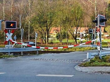 Ein Auslaufmodell. Dieses - den Trebgaster Bürgern inzwischen längst vertraute - Bild vom Bahnübergang Weiherweg dürfte bald der Vergangenheit angehören. Fotos: Dieter Hübner